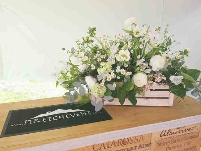 Wonderful pole flower display by @AmandaFrenchFlowers