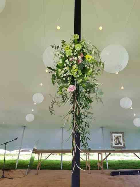 Wonderful pole flower display by @AmandaFrenchFlowers